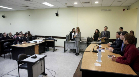 Abg. Nury Montiel, titular de la Dirección de DD.HH. de la CSJ, dando la bienvenida a los competidores.