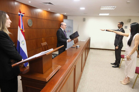 Ministro César Diesel tomó juramento a dos actuarios judiciales para la Circunscripción Judicial de Alto Paraná.