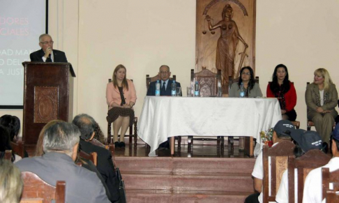 El ministro de la Corte Suprema de Justicia doctor Oscar Bajac tomó juramento a los nuevos facilitadores.