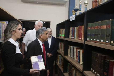 Ministro Ramírez Candia acompañó entrega de colección bibliográfica en Coronel Oviedo 