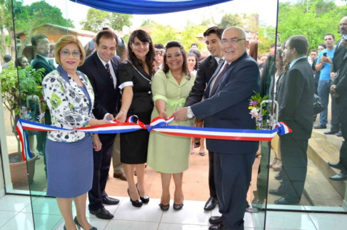 La ministra Gladys Bareiro de Módica y el ministro Sindulfo Blanco junto a autoridades de la circunscripción del Alto Paraná y representantes de la comunidad de Itakyry proceden a desatar la cinta del nuevo juzgado de dicha localidad.