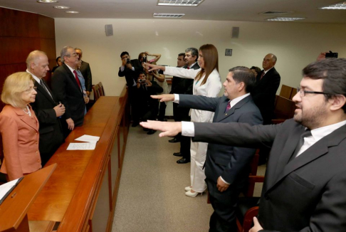-	Momento en que las autoridades judiciales tomaron juramento a los nuevos magistrados y fiscal