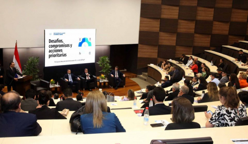 Acto llevado a cabo en en el Aula Magna del Instituto del Banco Central del Paraguay.