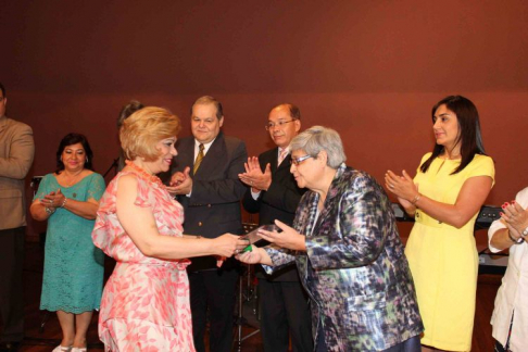 La ministra de la Corte Suprema de Justicia doctora Gladys Bareiro de Módica recibió la distinción por parte de la doctora Valentina Núñez, presidenta de la Asociación de Jueces del Paraguay.