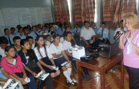 La jueza de Paz Gladys Colmán conversando con los alumnos.