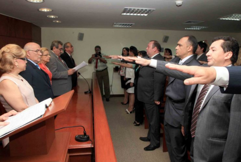 Los magistrados, fiscales y defensores públicos juraron ante los ministros de la Corte y el presidente del más alto tribunal, doctor Antonio Fretes.