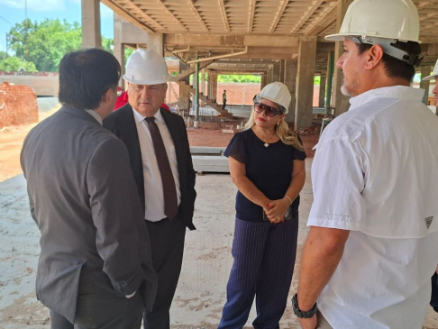 El ministro de la Corte Suprema de Justicia y superintendente de la Circunscripción Judicial de Central, doctor Eugenio Jiménez Rolón, viendo el avance de las obras de las futuras sedes judiciales.