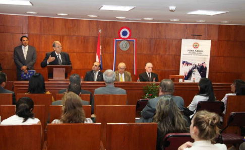 El presidente de la Federación de Inmigrantes del Paraguay, Juan Luis Caravedo dirigiéndose a los presentes durante el acto