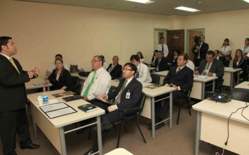 La presentación de la Intranet estuvo a cargo del Abg. Magister Luís Giménez, director de Comunicación de la Corte Suprema, acompañado de técnicos del área de informática y de comunicación institucional.