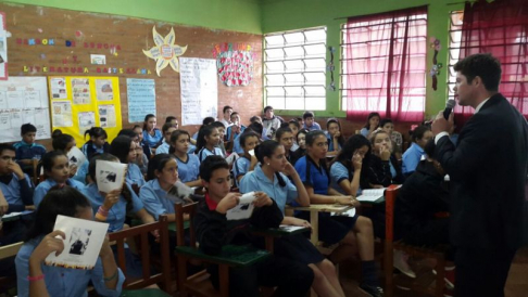 El Lic. Aldo Ávalos durante la charla brindada a los alumnos.