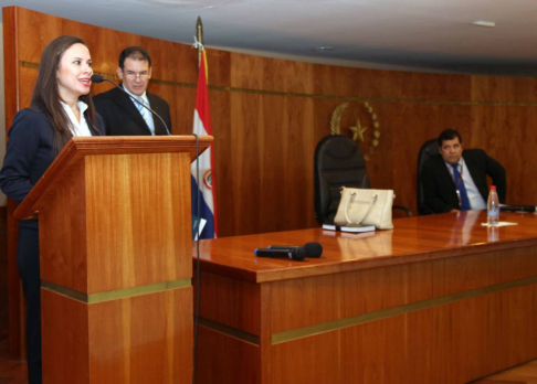 Los disertantes, abogados Diana Velázquez y Óscar Fernández.