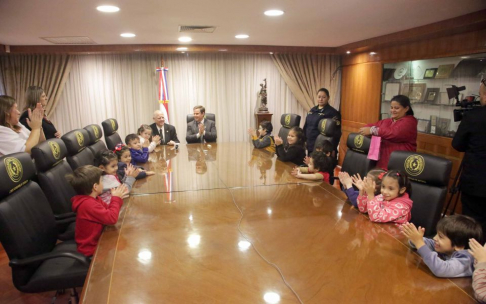 Autoridades de la Corte Suprema recibieron a niños del Espacio de Desarrollo Infantil “Dulce Despertar”.
