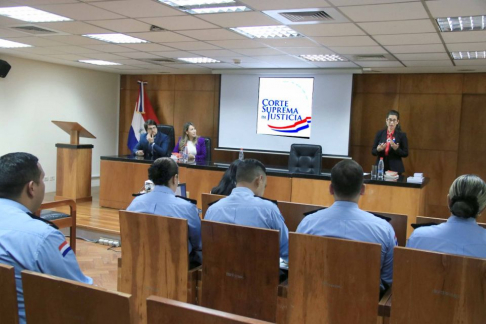 Conversatorio dirigido al personal de la Policía Nacional, enfocado en los procedimientos aplicables en la Justicia Especializada Penal Juvenil.