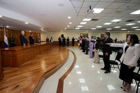 Autoridades judiciales tomaron juramento a magistrados y una fiscal.