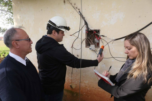 Arquitecta Patricia Livieres realizando el control de las instalaciones eléctricas de la correccional.