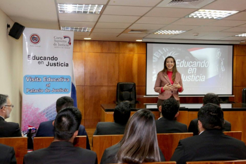 La jueza del fuero Civil y Comercial, doctora Gisela Palumbo alentó a los visitantes abrazar la carrera que eligieron