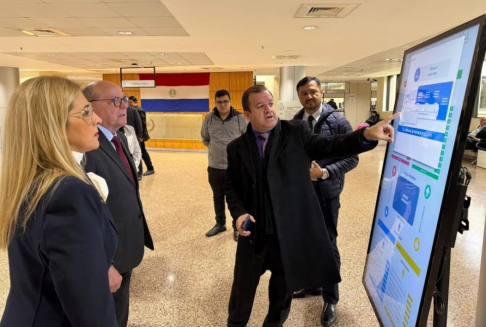 La primera actividad fue la habilitación de un monitor interactivo tipo Stand Alone, que facilitará el acceso a información institucional mediante mapas detallados del edificio.