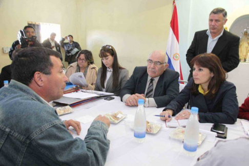 El ministro de la Corte Suprema, doctor Sindulfo Blanco y la titular de Justicia, Lorena Segovia, escuchan las inquietudes de un interno de la cárcel.