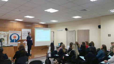 La actividad está dirigida a jueces y actuarios judiciales.