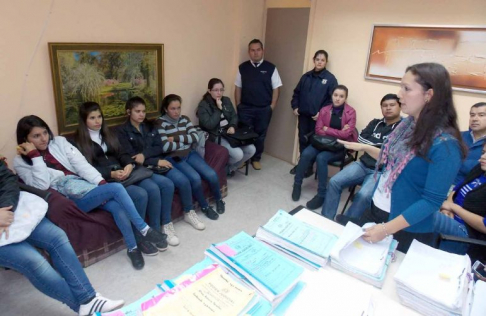 Estudiantes recorrieron dependencias del Palacio de Justicia de Caacupé.
