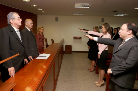 Jueces prestando juramento ante miembros de la Corte Suprema de Justicia.