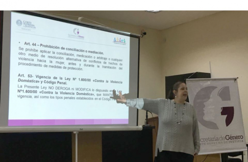 La abogada María Mercedes Buongermini Palumbo capacitando a los presentes.
