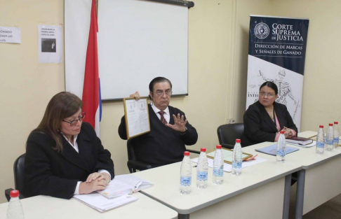 El abogado Arnaldo González, director de Marcas y Señales del Poder Judicial, durante la charla de actualización en inscripción y reinscripción de ganado.
