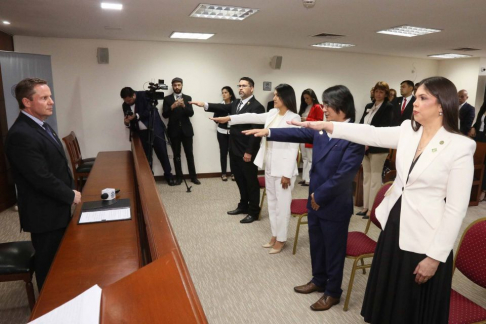 Juramento de magistrada, fiscal y defensores públicos ante la Corte. 