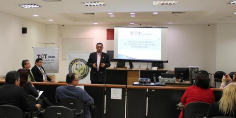 El curso de actualización se realizó en la sala de juicios orales del Palacio de Justicia de Asunción.
