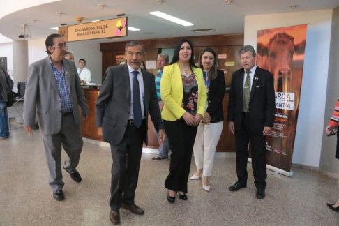 El ministro, Manuel Ramírez Candia y la presidenta de la Circunscripción de Misiones, Mirian Alegre