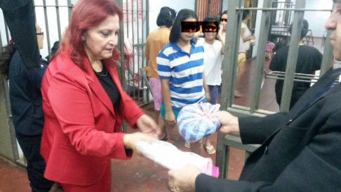 En la jornada se entregaron donaciones como ropas y yerba mate para el uso de las adolescentes.