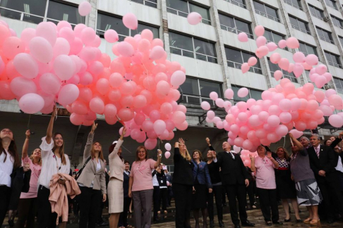 Acto simbólico en que autoridades judiciales lanzaron globos conmemorativos.