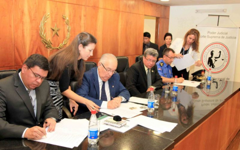 El convenio fue suscripto por el ministro Miguel Óscar Bajac, el ministro  del Interior, Francisco de Vargas; el subcomandante Eliseo Báez, en representación de la Policía Nacional; y el coordinador regional del Programa de Facilitadores, Ennio Argüello.