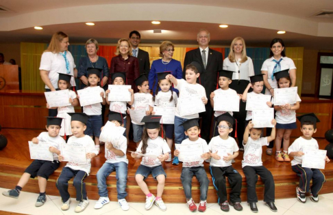 Ministros de la Corte Suprema de Justicia y autoridades judiciales posando junto con los egresados de "Dulce Despertar".