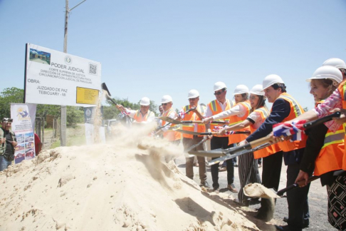 Acto de palada inicial para la construcción de la futura sede del Juzgado de Paz de Tebicuary-mí, obra que redundará en beneficio de los usuarios del sistema de justicia.