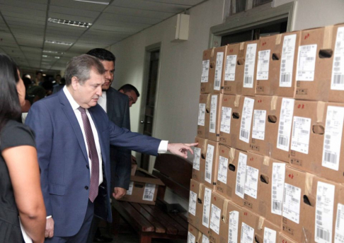 El titular de la máxima instancia judicial, Eugenio Jiménez Rolón, participó del acto de recepción de  251 equipos informáticos para el Poder Judicial. 