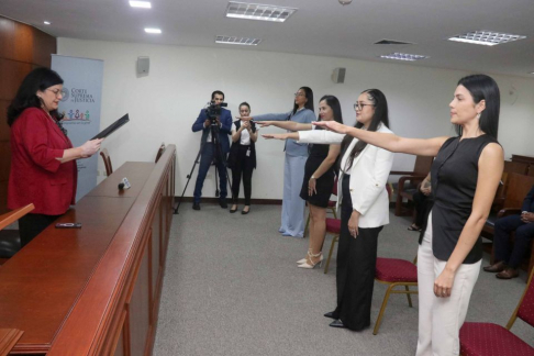 Vicepresidenta Llanes tomó juramento a actuarias judiciales