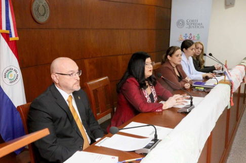 Durante su intervención, la doctora Llanes subrayó la transformación del sistema penal paraguayo a lo largo del tiempo, señalando que, con la entrada en vigencia del Código en 2015.
