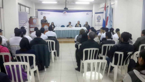 El director del Sistema Nacional de Facilitadores Judiciales, Rigoberto Zarza, instó a los universitarios a luchar por acortar la brecha de desigualdad.