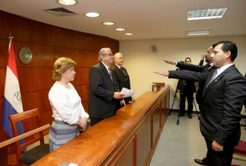 El titular de la máxima instancia judicial, Raúl Torres Kirmser, con los ministros Gladys Bareiro de Módica y Luis María Benítez Riera, tomaron juramento de rigor a un magistrado y un defensor público.