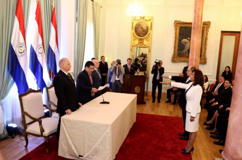 Los emisarios Rigoberto Pedro Gauto Vielman y Concepción Inés Martínez Valinotti, juraron ante el presidente de la República y de la Corte Suprema de Justicia.