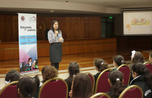 La defensora pública abogada Adriana Marecos dialogó con los niños del Monseñor Lasagna.