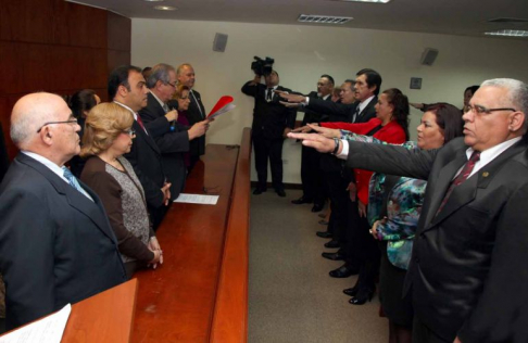 El acto encabezó el presidente de la Corte Suprema de Justicia, doctor José Raúl Torres Kirmser, acompañado por las vicepresidentas, doctoras Alicia Pucheta de Correa y Gladys Bareiro de Módica, y los ministros Sindulfo Blanco y Luis María Benítez Riera.