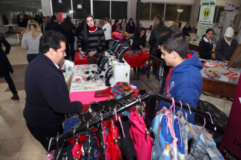 La feria artesanal es en el marco de la Semana de la Amistad.