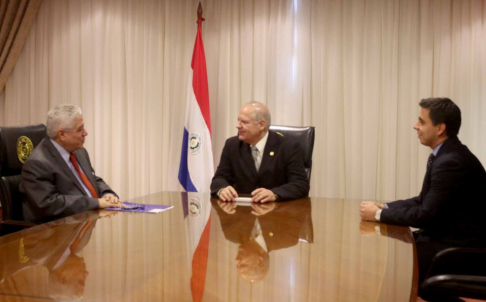 El Ministro de la Corte Suprema de Justicia, Luis María Benítez Riera en conversaciòn con Humberto Villasmil, Representante de la OIT.