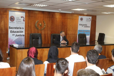 El juez Arnaldo Fleitas instó a los alumnos que la prioridad sea el estudio