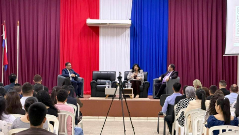 Ministra Carolina Llanes analizó la incidencia de las noticias falsas y la posverdad en la magistratura y la abogacía.