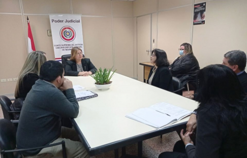 La reunión se efectuó en la Sala de Audiencias del Tribunal de Apelación de la sede judicial. 