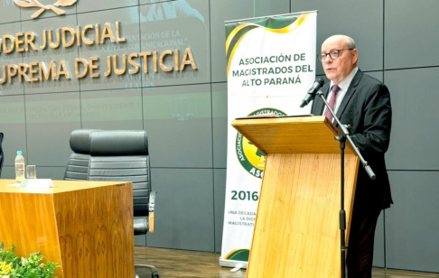El ministro de la Corte Suprema de Justicia y superintendente de la Circunscripción Judicial de Alto Paraná, doctor César Diesel Junghanns, desarrolló la conferencia “El valor de la independencia judicial”.