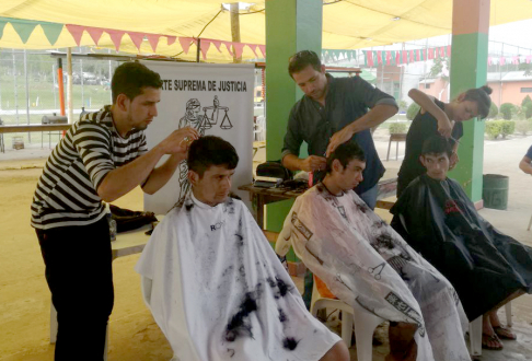Asistencia social que incluyeron servicios de corte de cabello en forma gratuita a internos de la penitenciaría de Emboscada.